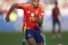 九游体育-莱万多夫斯基在巴黎圣日耳曼比赛中赛况扑朔迷离，赛事规则更新引发热议！的简单介绍