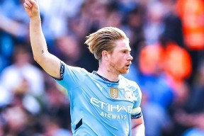 九游-关于德布劳内重返赛场，战术调整首场状态出色，FPX观众沸腾！全场沸腾不已的信息